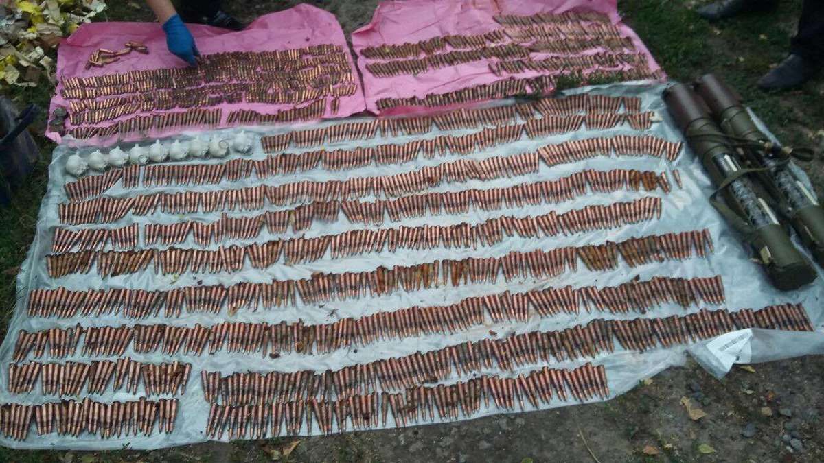 У покинутому будинку на Київщині жінка знайшла схрон боєприпасів