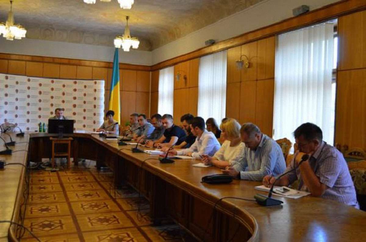 Синютка вигнав керівників департаментів Львівської міськради з наради по вивозу сміття