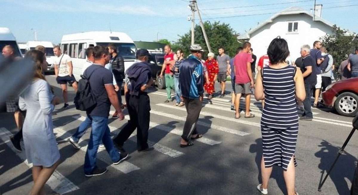 Біля Івано-Франківська селяни перекрили трасу Мукачево – Львів