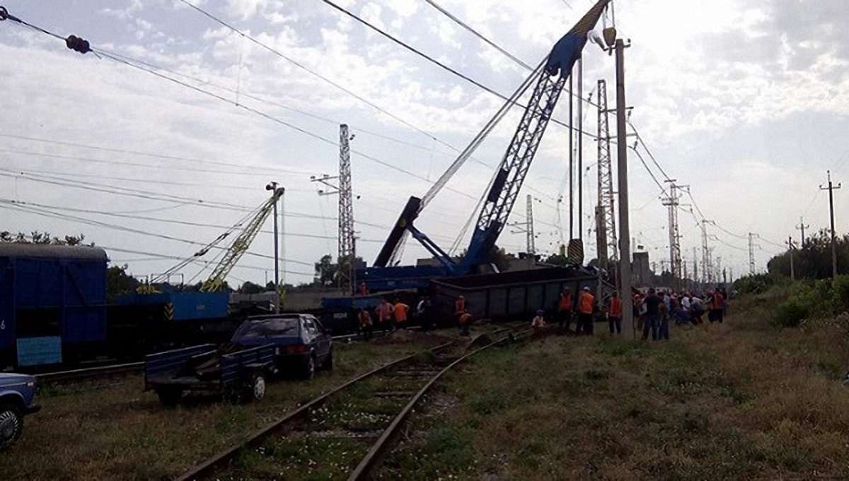 На Дніпропетровщині зійшли з рейок п’ять вагонів вантажного поїзда