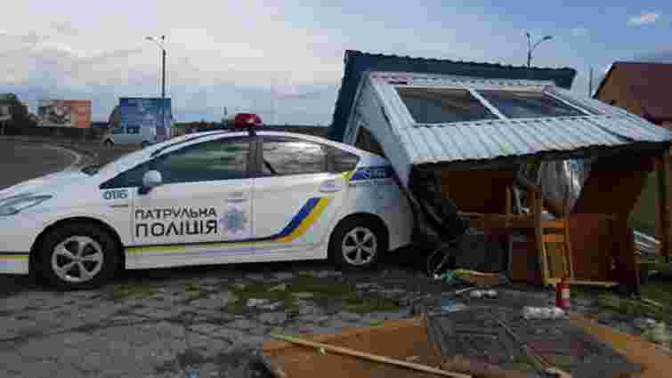 На Рівненщині маршрутка під час аварії на трасі знесла пост поліції
