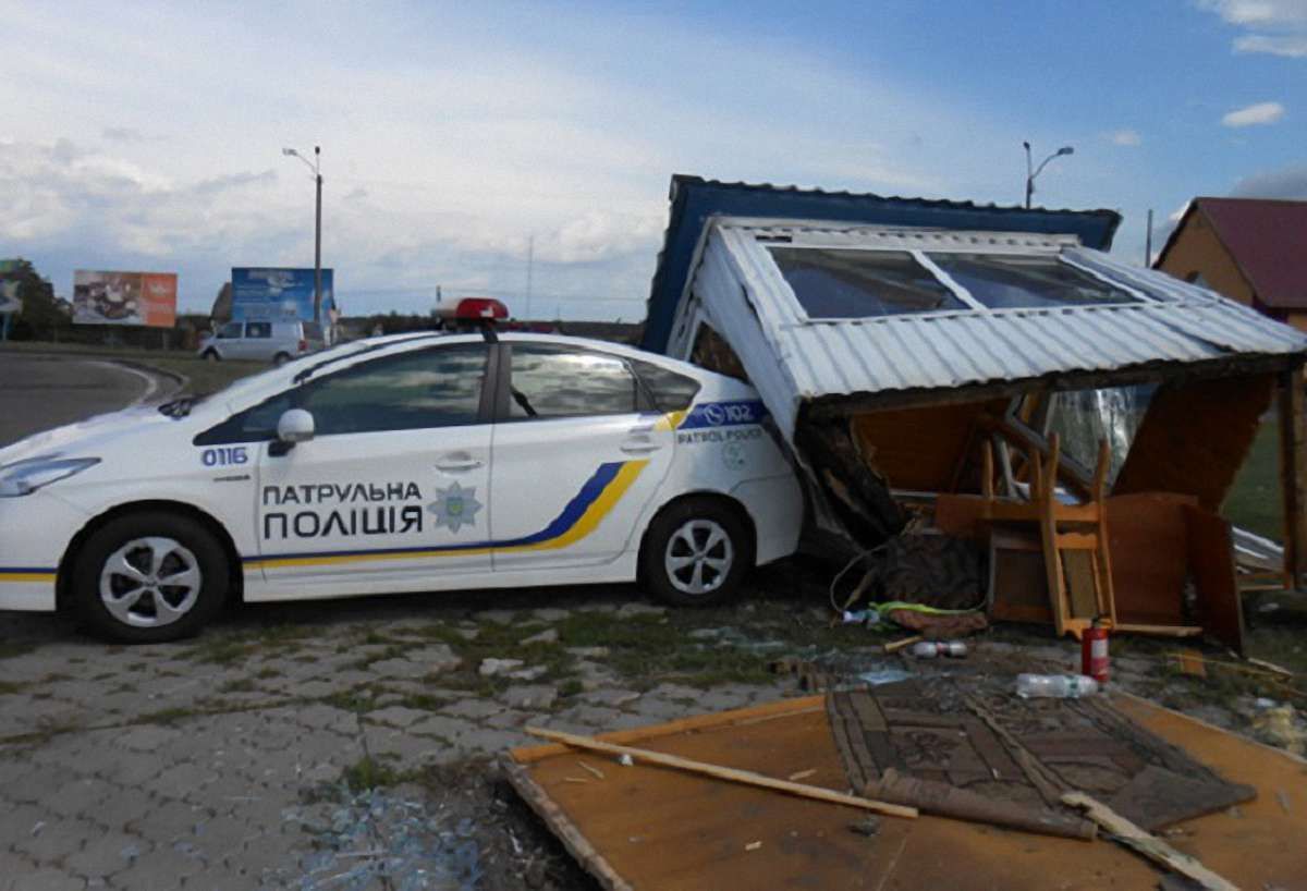 На Рівненщині маршрутка під час аварії на трасі знесла пост поліції
