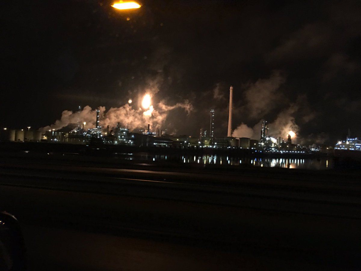 У Нідерландах сталася пожежа на найбільшому нафтопереробному заводі Європи