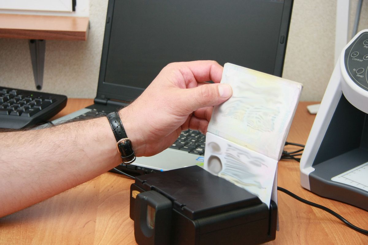 На Львівщині жінка намагалася вивезти дитину за кордон за підробленими документами
