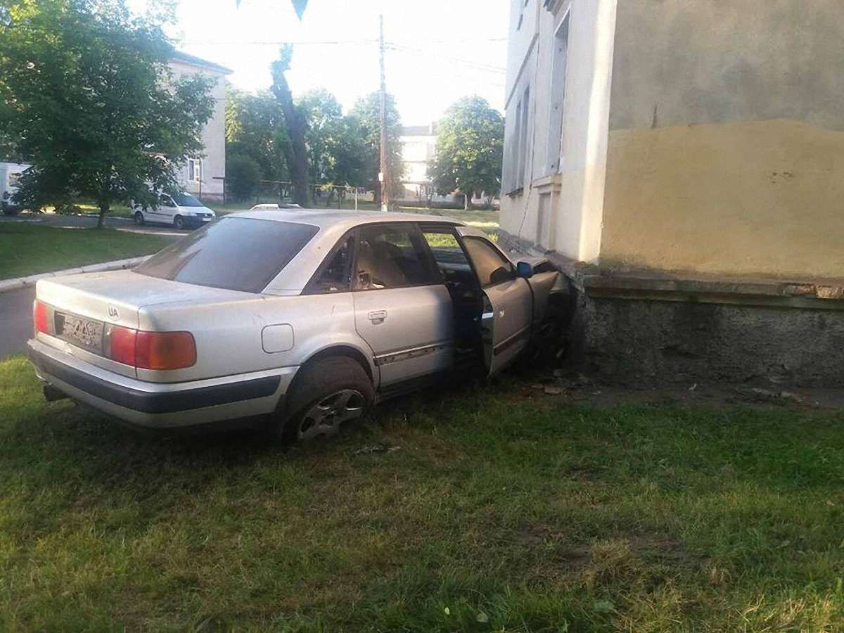 У Червонограді автомобіль в'їхав у будинок