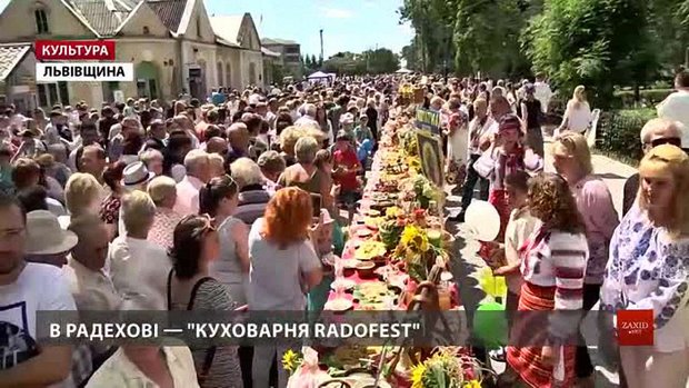 На Львівщині стравами вкрили рекордний стіл у 112 метрів