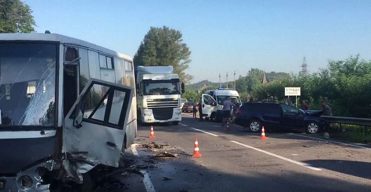 У ДТП поблизу Страдча потрапили легковий автомобіль та маршрутка 
