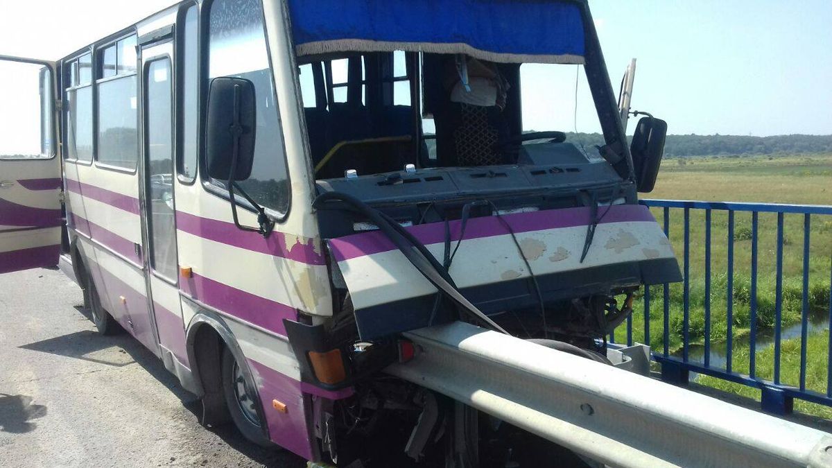 Рейсовий автобус потрапив в автокатастрофу під Львовом