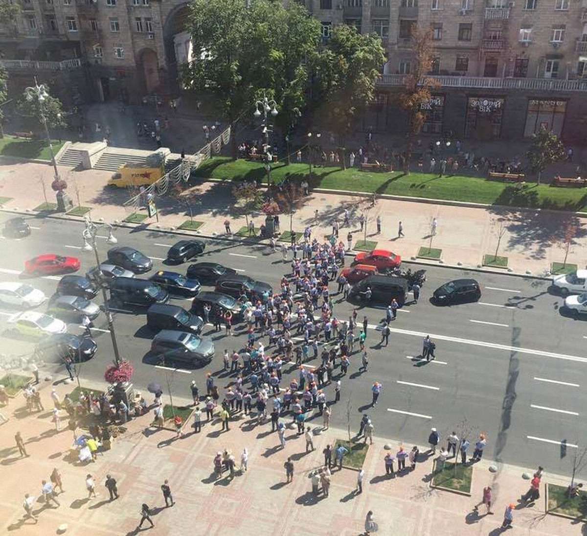 У Києві паркувальники перекрили Хрещатик через відкриття пішохідної зони на Подолі