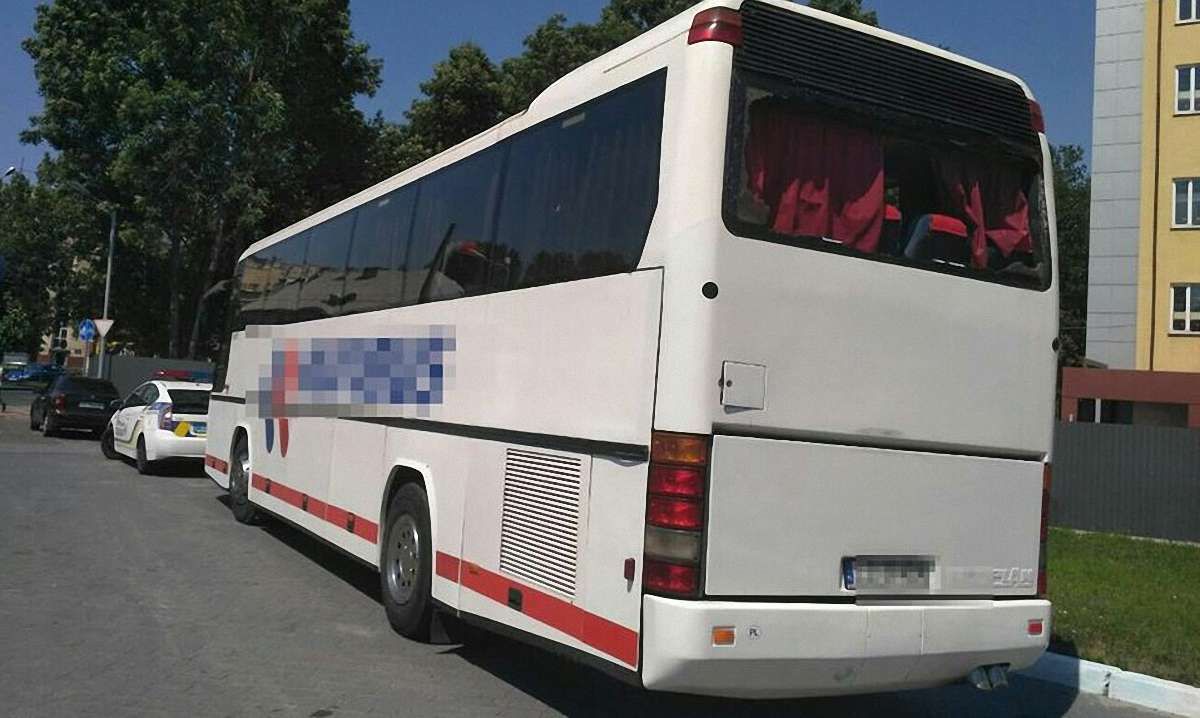 Біля Високого замку водій туристичного автобуса врізався в стіну будинку і втік