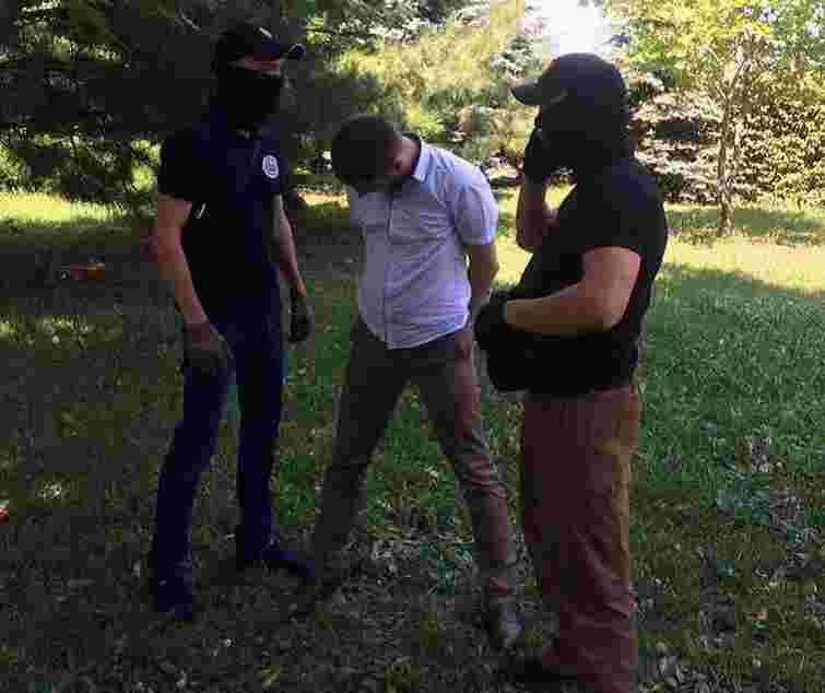 Співробітника прокуратури Київської області затримали під час отримання хабара у ₴104 тис.