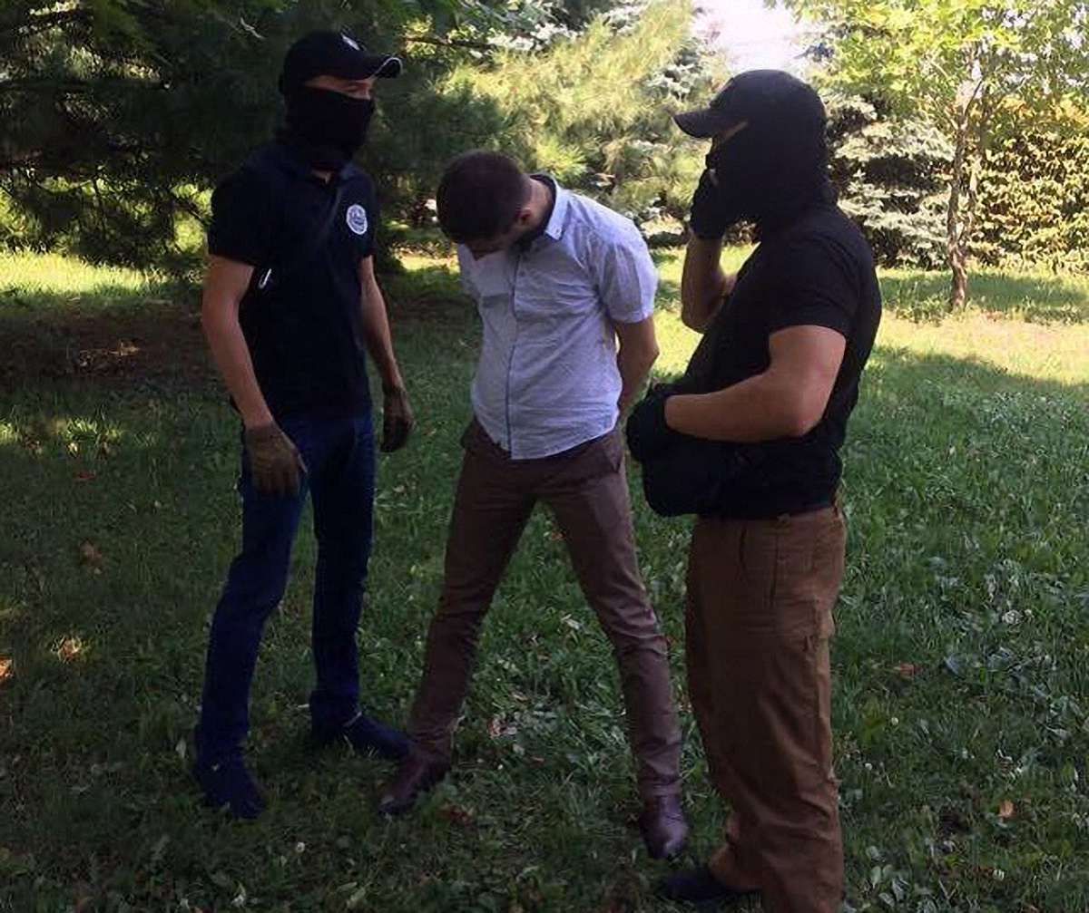 Співробітника прокуратури Київської області затримали під час отримання хабара у ₴104 тис.