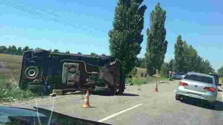 На Херсонщині бронемашина ЗСУ на зустрічній смузі врізалася в мікроавтобус, є загиблі