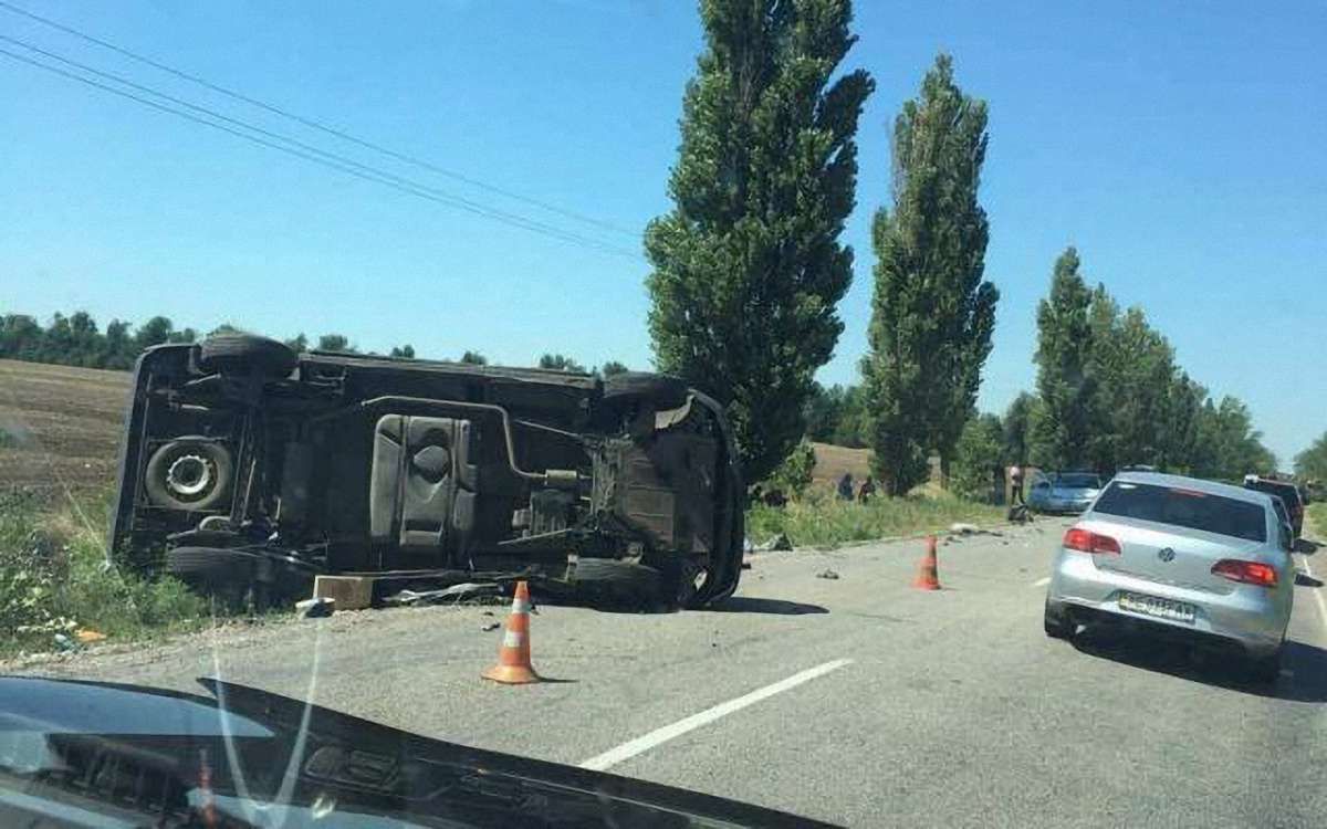 На Херсонщині бронемашина ЗСУ на зустрічній смузі врізалася в мікроавтобус, є загиблі