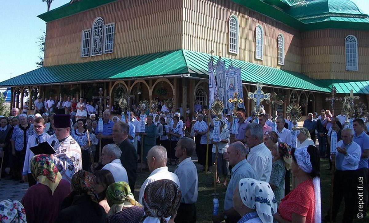 На Прикарпатті селяни звинувачують священика у крадіжці ₴700 тис