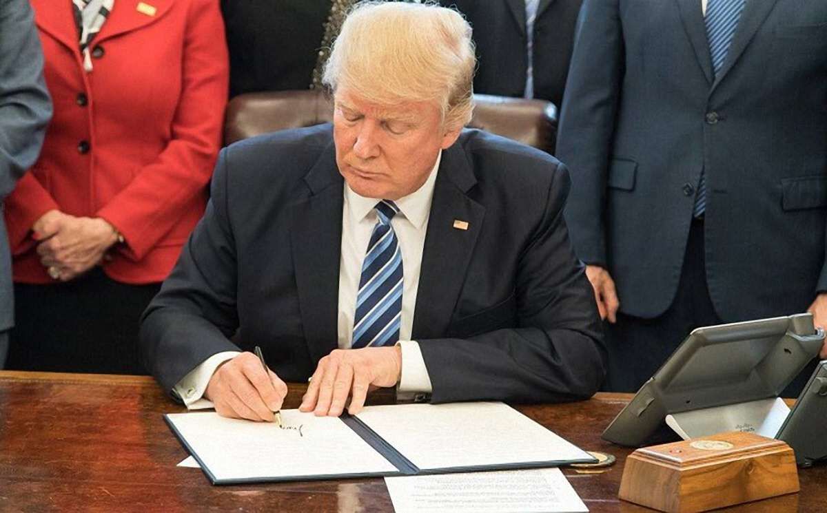 Президент США підписав закон про введення нових санкцій проти Росії 