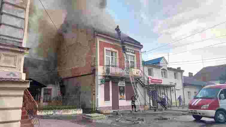 У Самборі згоріла квартира, вогонь перекинувся на сусідній будинок