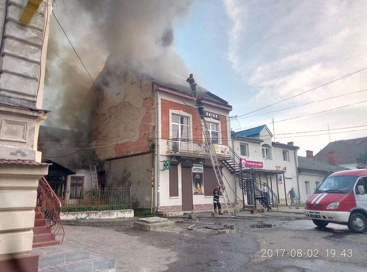 У Самборі згоріла квартира, вогонь перекинувся на сусідній будинок