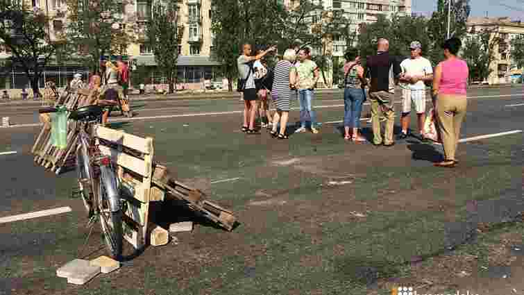 У Києві обурені відключенням світла і води мешканці перекрили рух проспектом