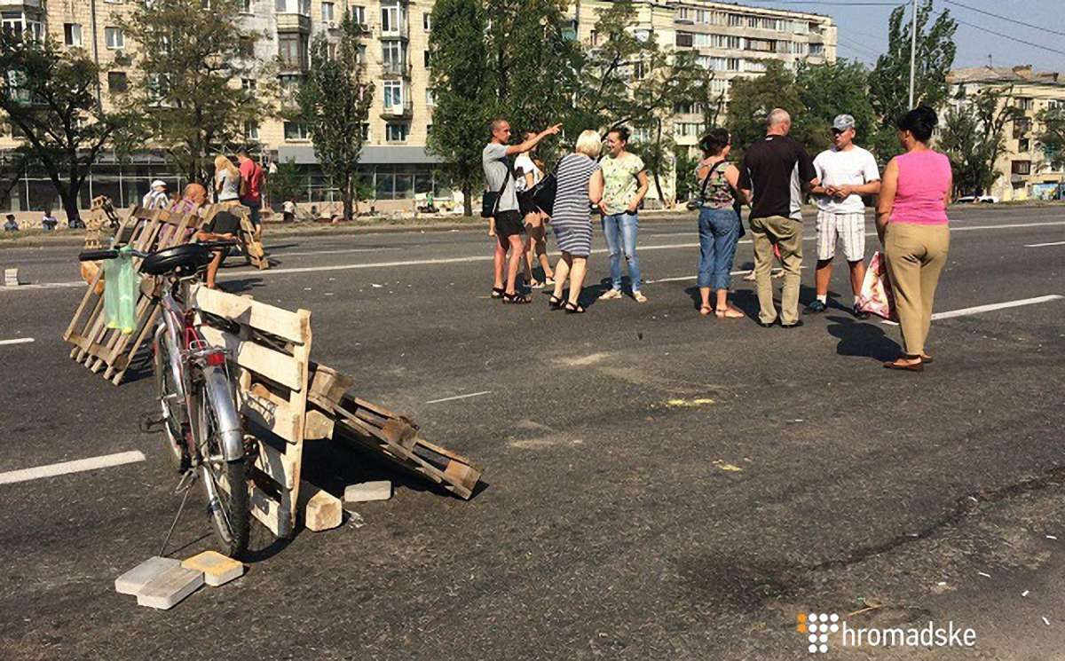 У Києві обурені відключенням світла і води мешканці перекрили рух проспектом