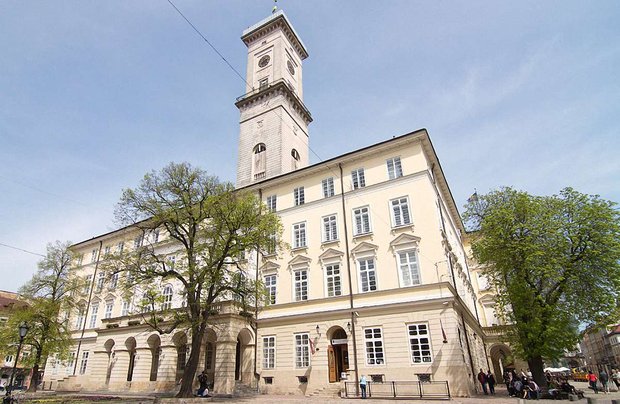 Через спеку львівська мерія змінила графік роботи