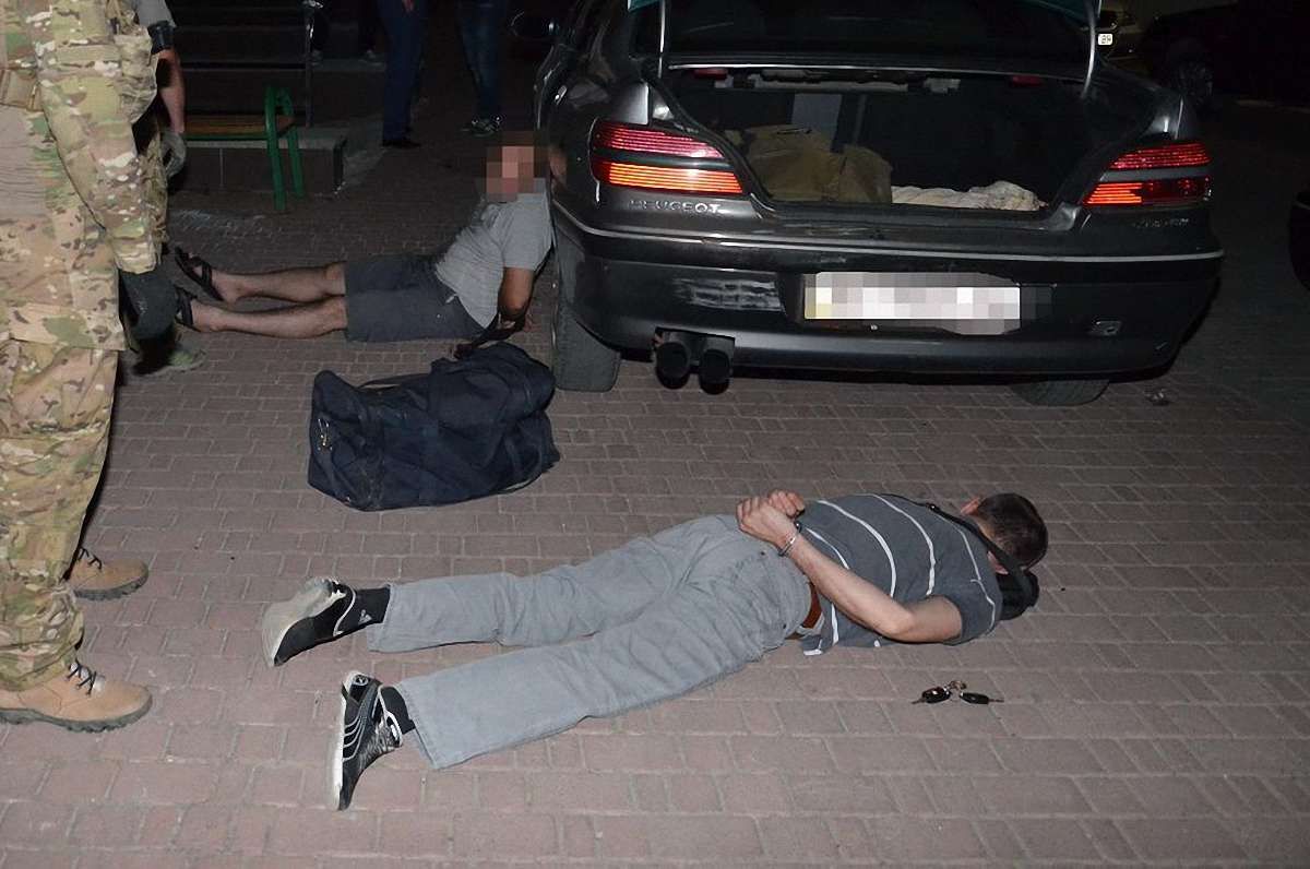 В Івано-Франківську затримали злочинців із арсеналом зброї