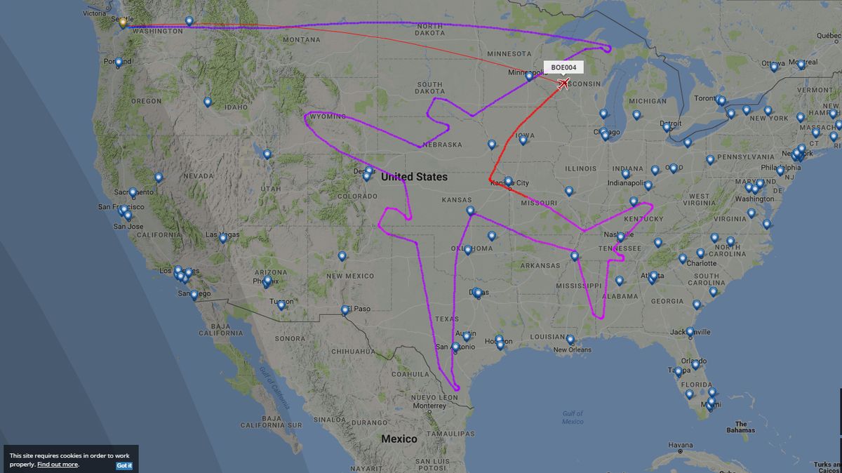 Boeing 787 Dreamliner намалював гігантський силует літака в небі над США