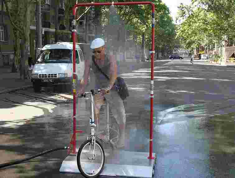 У Миколаєві для порятунку від спеки встановили рамку з розпилювачем води