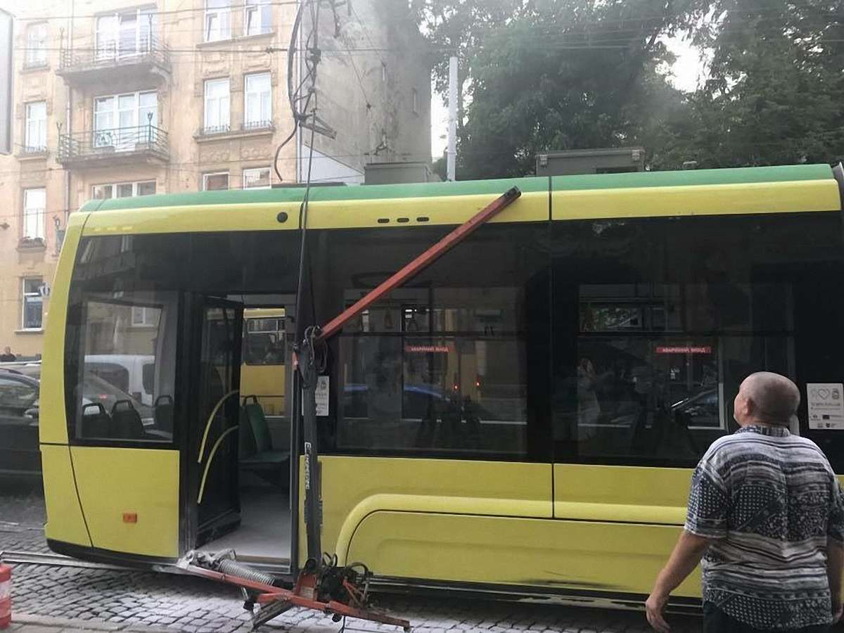 У центрі Львова загорівся новий трамвай «Електрон»