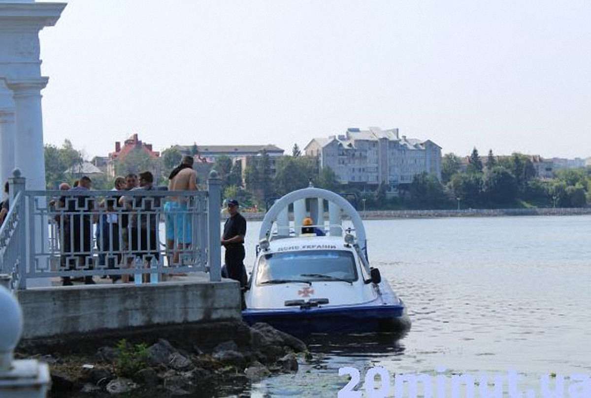 В Тернополі закохана пара втопилася в ставу під час прогулянки човном