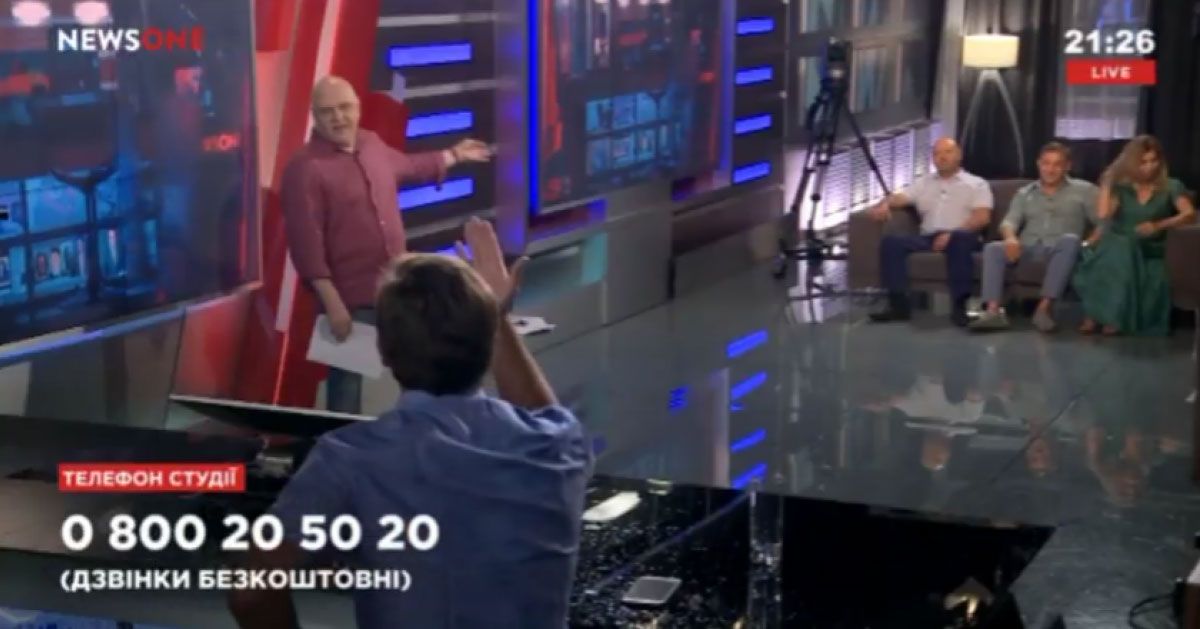Ведучий Микола Вересень облив «політолога» водою в студії каналу NewsOne