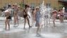 Діти танцюють на пішохідному фонтані у центрі Львова. Фото дня