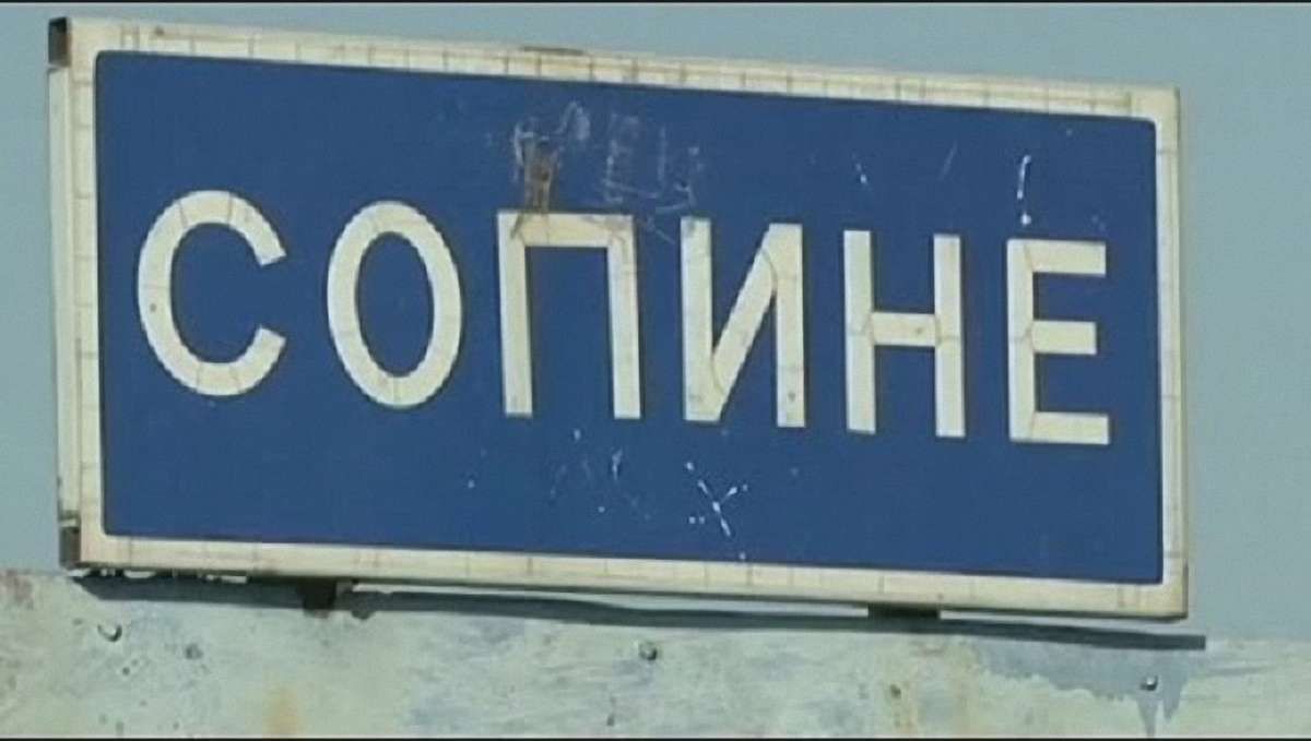 Жителі села під Маріуполем засипали бліндаж, викопаний бійцями ЗСУ