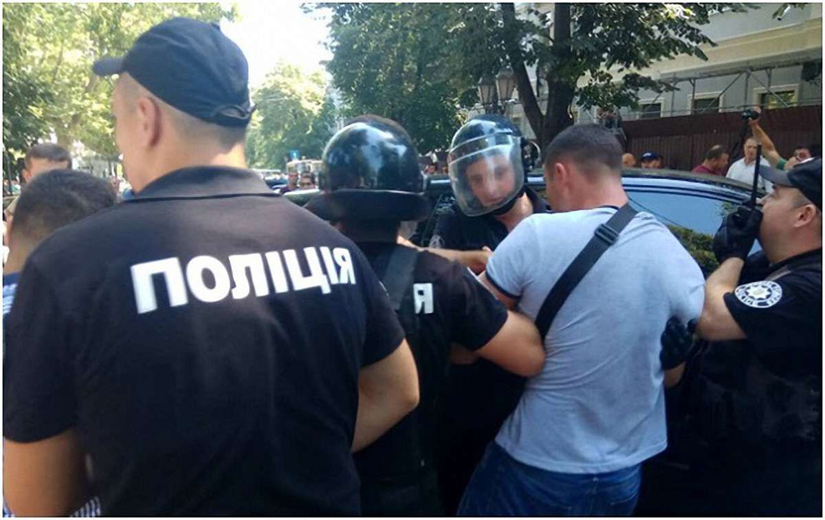 В Одесі сталася бійка через передачу лікарні швидкої допомоги у приватну власність

