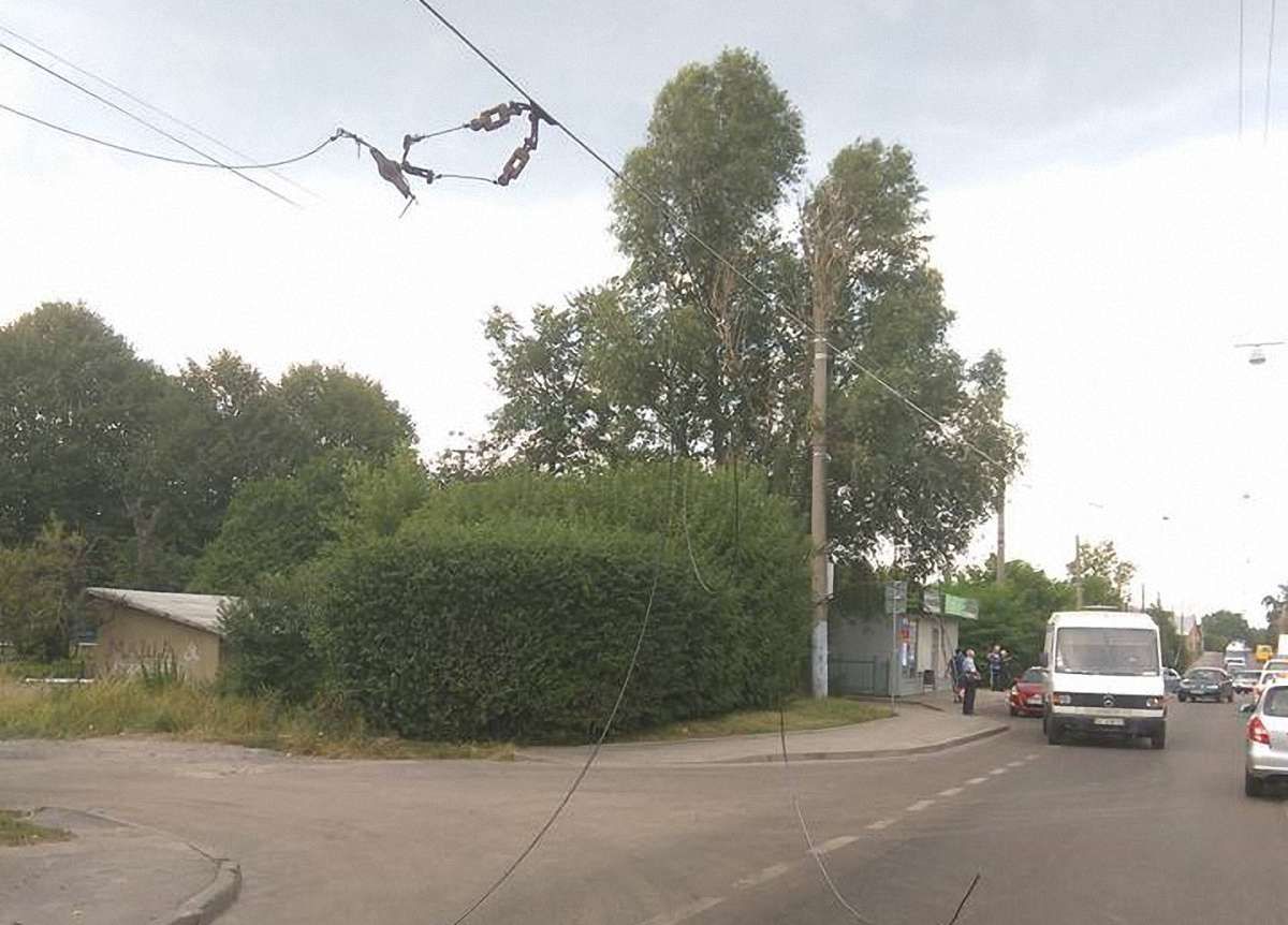 На вул. Зеленій вантажівка обірвала тролейбусні дроти