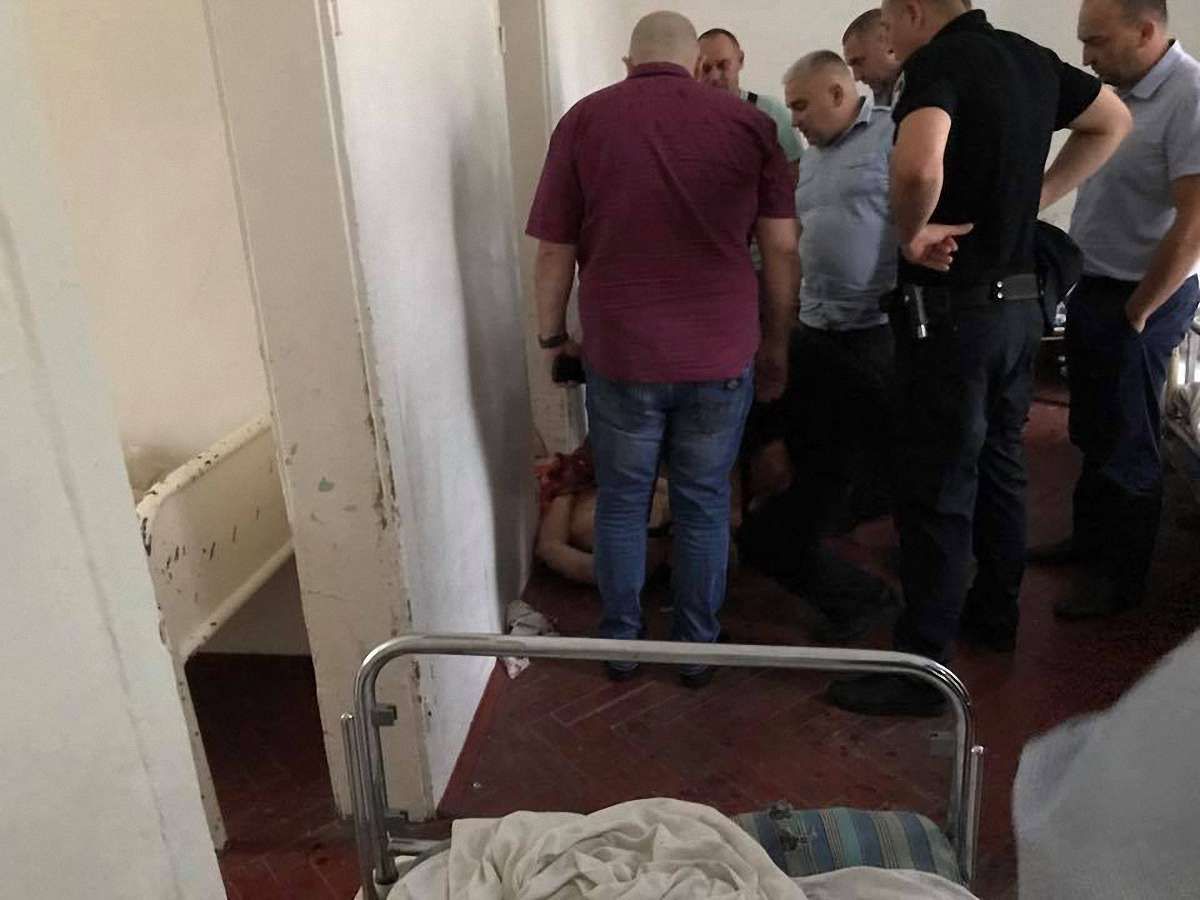 Чоловіка, що поранив 10 людей у львівській психлікарні, взяли під варту