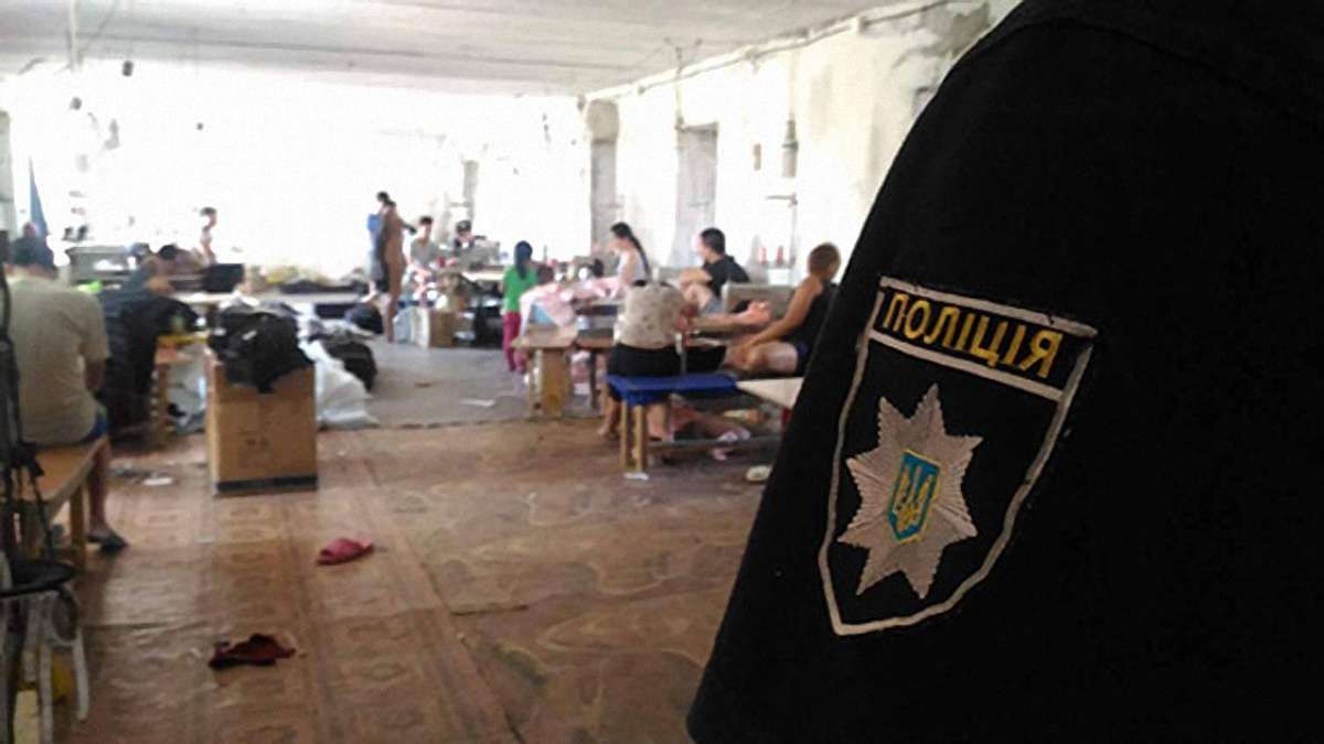 На Херсонщині 16 в'єтнамців шили контрафактний одяг на підпільній фабриці