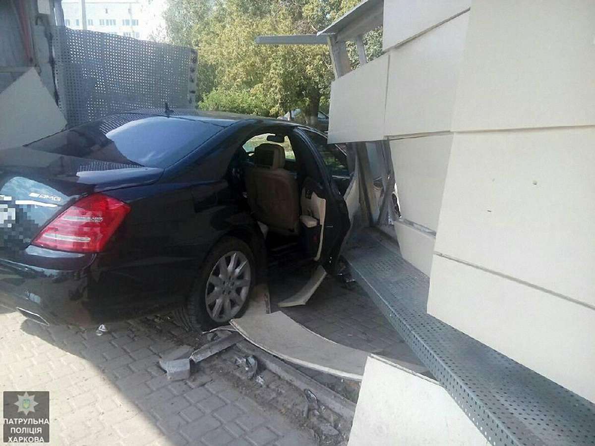 У Харкові автомобіль протаранив зупинку громадського транспорту, одна людина загинула