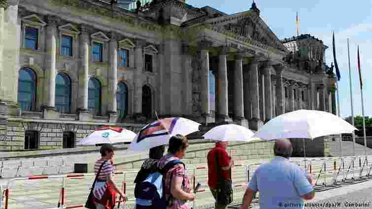 Китайських туристів оштрафували на €500 за нацистські вітання перед Рейхстагом