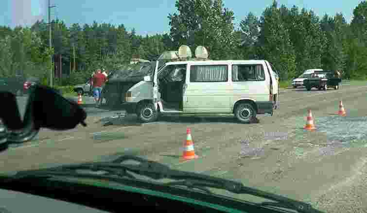 На Рівненщині БТР зіткнувся з мікроавтобусом, є постраждалі