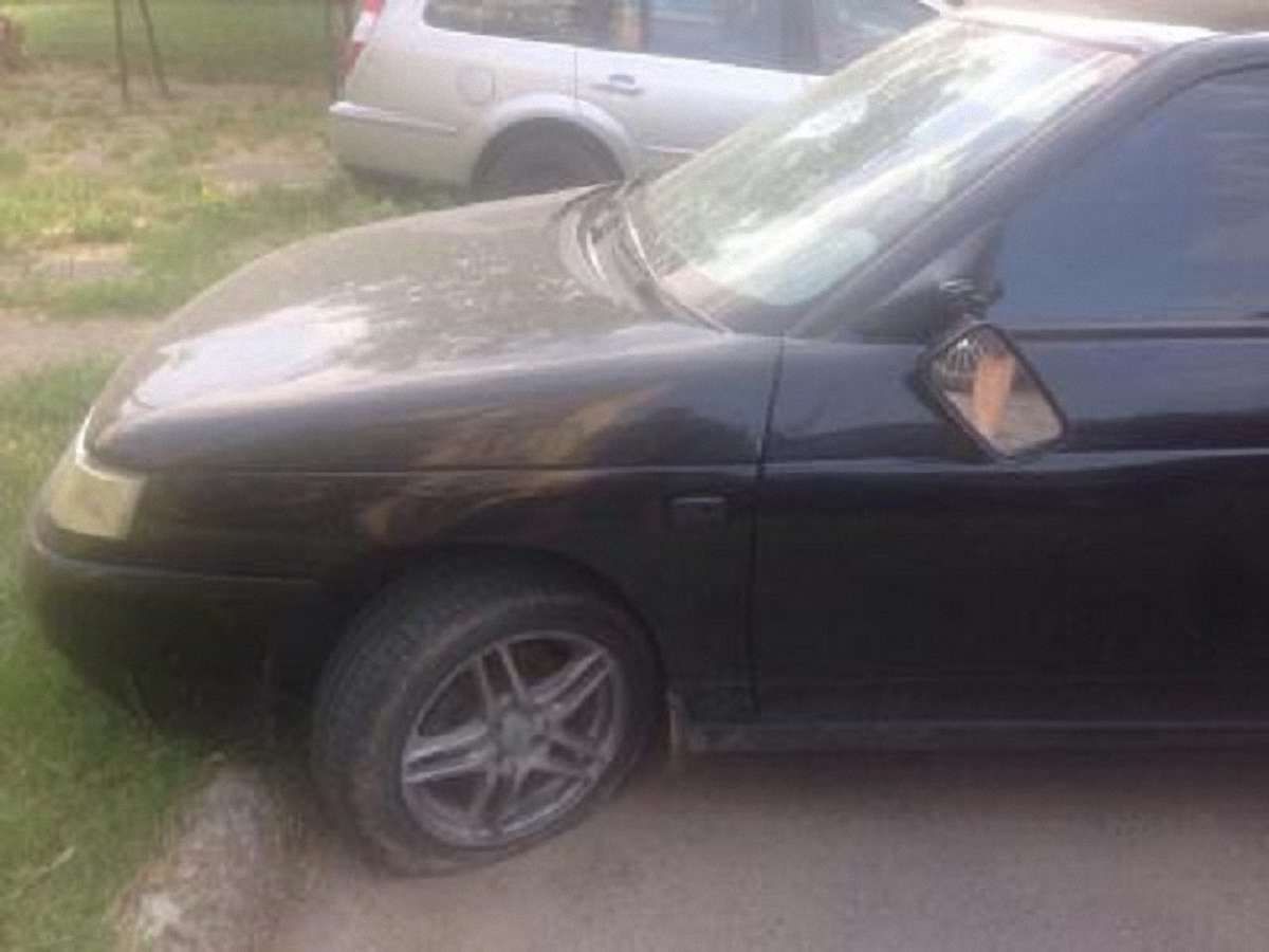 На Закарпатті контрабандисти потрощили автомобіль прикордонника, щоб залякати його