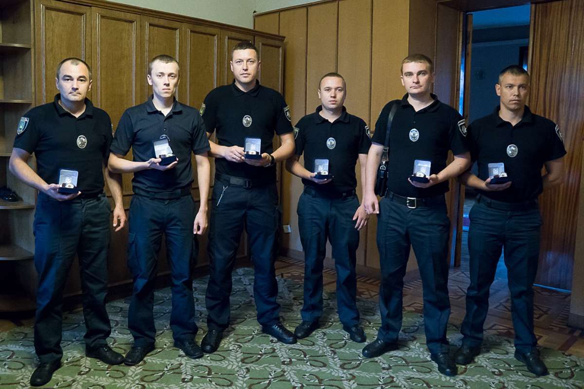Львівських патрульних нагородили за героїзм під час звільнення заручників у психлікарні