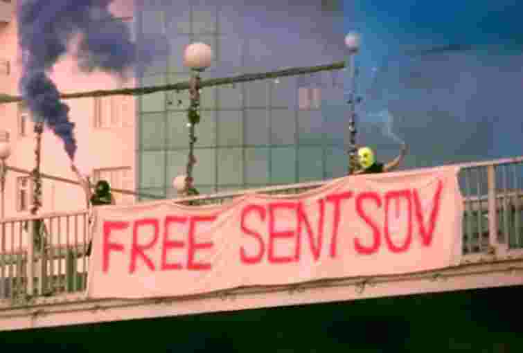 Учасниць Pussy Riot затримали після акції на підтримку Сенцова