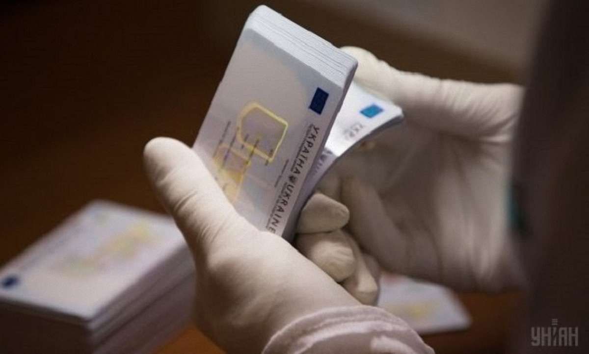 Восени в Україні почнуть видавати ID-паспорти із вбудованим цифровим підписом