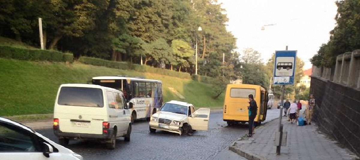 У Львові водій легкового автомобіля заснув за кермом і в'їхав у маршрутку