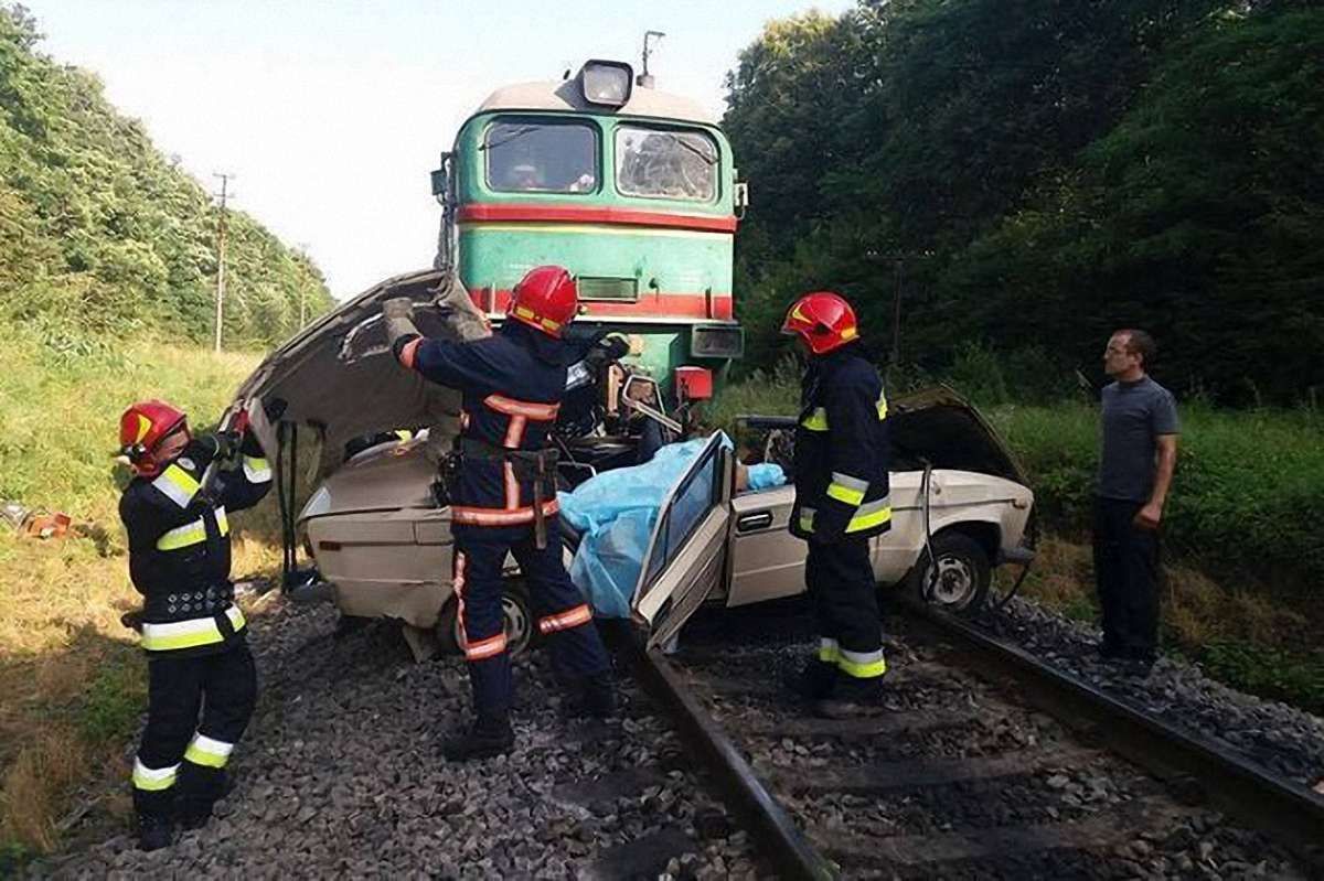 На Прикарпатті потяг збив легкове авто на переїзді, чотири людини загинули
