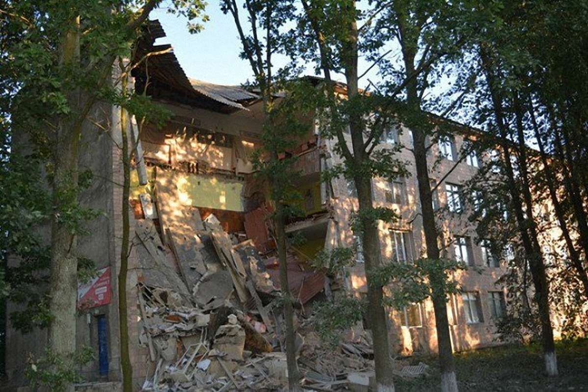 На Волині обвалилася частина фасаду у технічному коледжі 