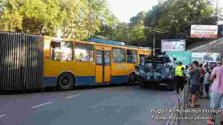 У Тернополі броньовик поліції зіткнувся з тролейбусом