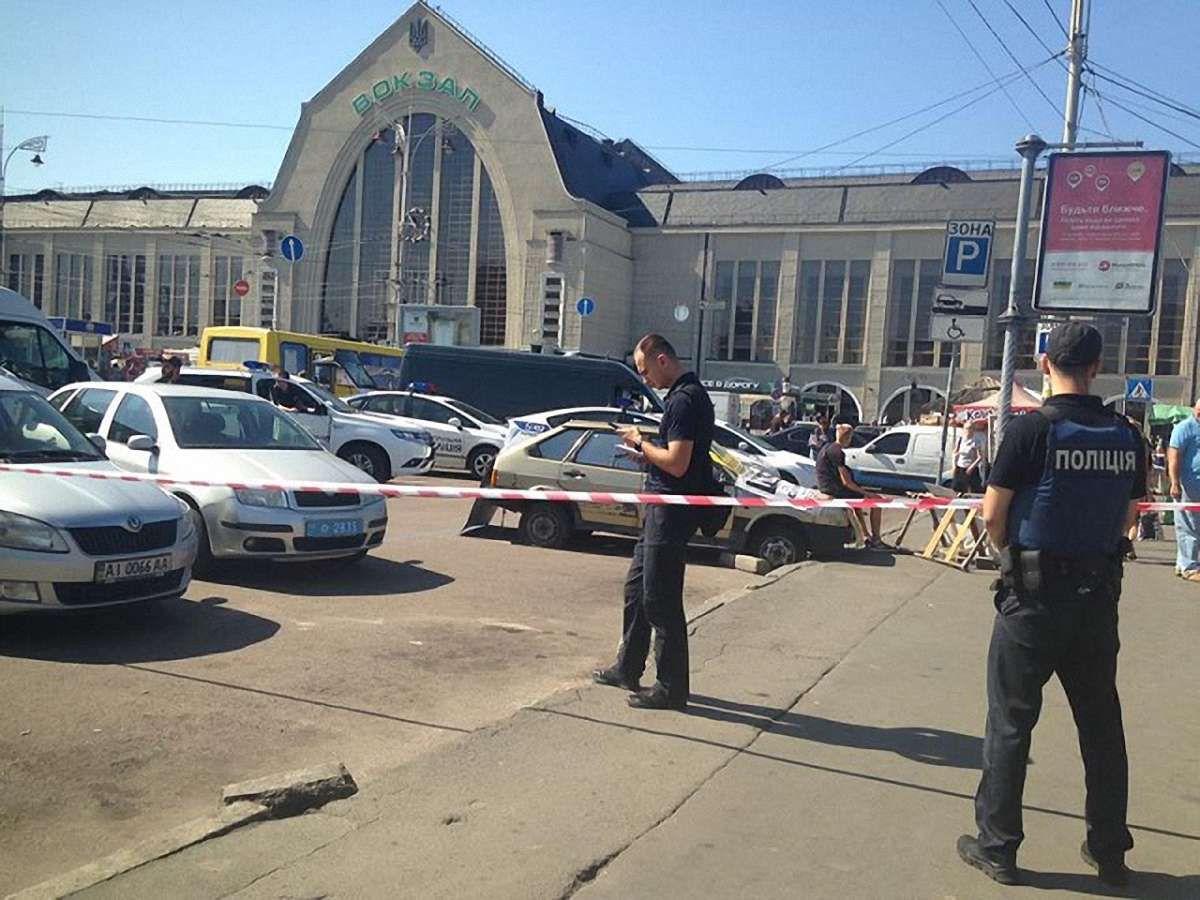 Біля залізничного вокзалу у Києві невідомі відкрили стрілянину, є поранені