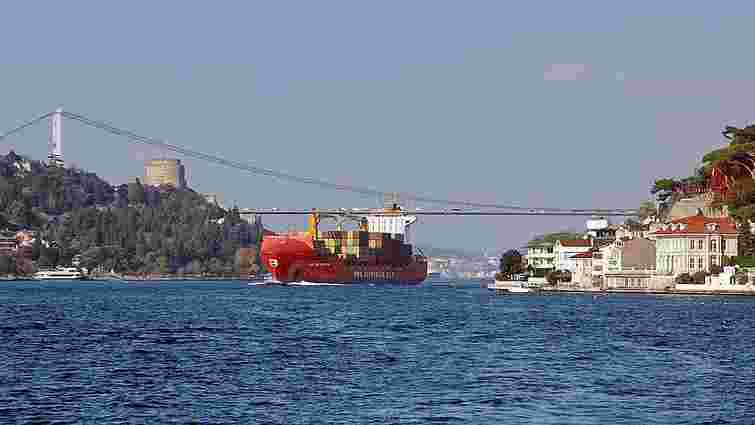 Туреччина тимчасово закрила для кораблів протоку Босфор